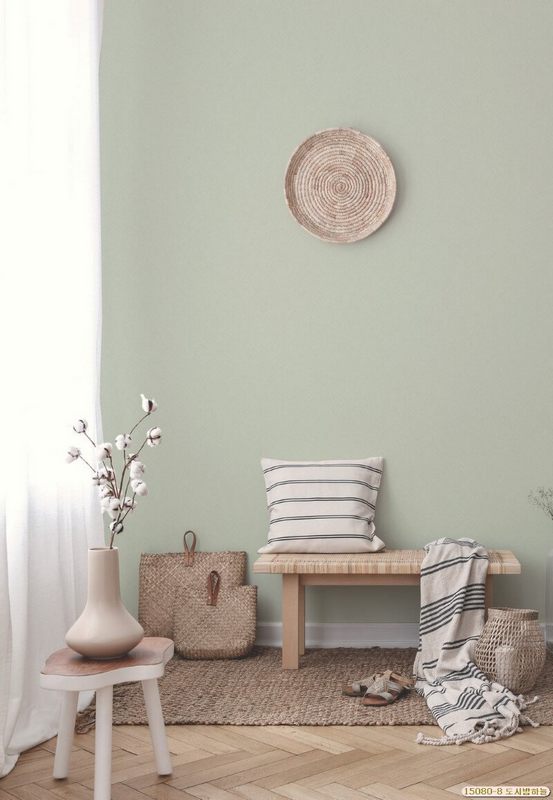 Màu xanh đơn sắc của giấy dán tường phù hợp với nhiều không gian nội thất như phòng ngủ, phòng khách